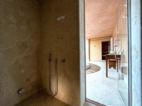 a bathroom with a shower and a glass door at Agriturismo LeGi Toscana in Pietraviva