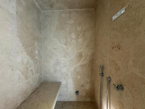 a bathroom with a shower in a room at Agriturismo LeGi Toscana in Pietraviva