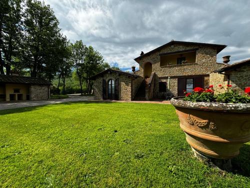 a large flower pot in front of a house at Agriturismo LeGi Toscana in Pietraviva