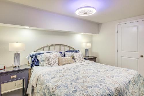 ein Schlafzimmer mit einem Bett mit einer blau-weißen Bettdecke in der Unterkunft Scenic Studio on Lake Desoto with Patio! in Hot Springs Village