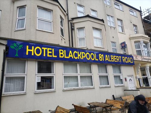Un cartel de un agente de un hotel en Blackpool frente a un edificio en Hotel Blackpool, en Blackpool