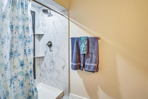 ein Bad mit Dusche und Duschvorhang in der Unterkunft Scenic Studio on Lake Desoto with Patio! in Hot Springs Village