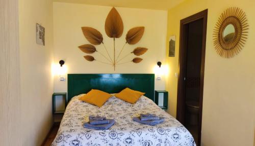 een slaapkamer met een bed met blauwe handdoeken bij Tana Libera Tutti 3 Nature, Yourself, Love in Viggianello