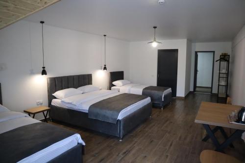 Postel nebo postele na pokoji v ubytování Aqua Hotel
