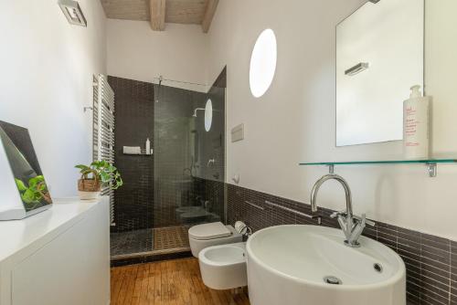 y baño con lavabo y aseo. en Cala Loft by Wonderful Italy, en Palermo