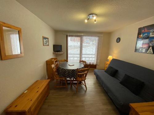 un salon avec une table et un canapé dans l'établissement Appartement pied des pistes, 5 personnes, 1 coin montagne - PL1E, à Beaufort