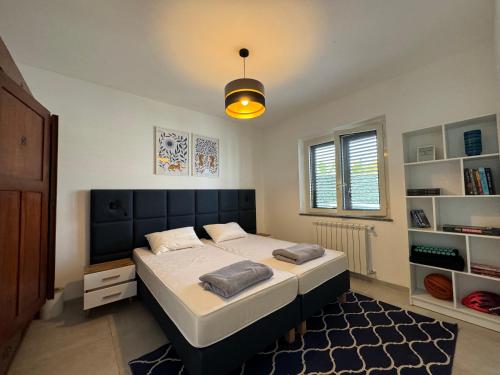 um quarto com uma cama grande e uma cabeceira preta em Villa Dei Fiori Zambrone em Zambrone