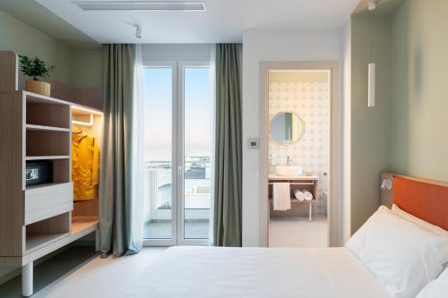 una camera con letto e vista sull'oceano di Hotel Haway a Martinsicuro