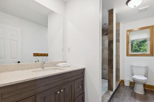 een badkamer met een wastafel en een toilet bij 10 Bedroom Executive Chalet w Hot Tub in Blue Mountains