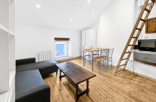 een woonkamer met een bank en een tafel bij Séjour Romantique au Puy-en-Velay in Le Puy en Velay