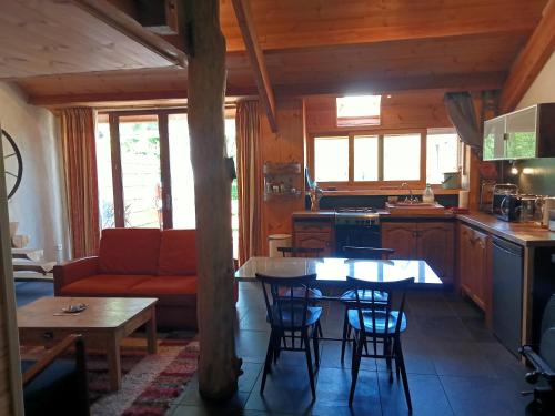 une cuisine et un salon avec une table et des chaises dans l'établissement La forge, à Escaro