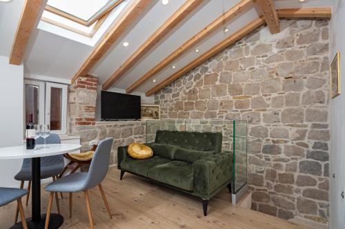 Maki Stone House - Parking on request !