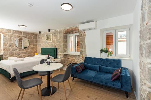 Maki Stone House - Parking on request !