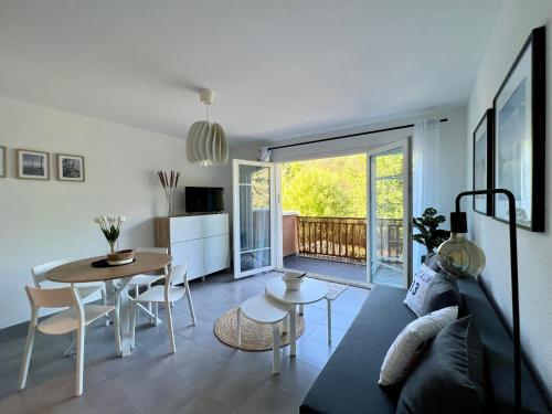 un salon avec un canapé et une table dans l'établissement Aux portes des cabanes à huîtres - plage, à Lanton