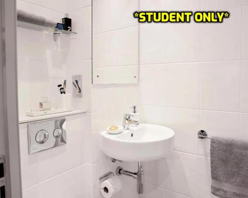 Student Only Zeni Central Nottingham Studios في نوتينغهام: حمام أبيض مع حوض ومرحاض