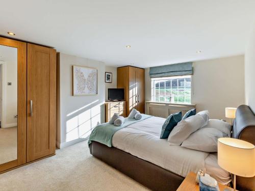 Un dormitorio con una cama grande y una ventana en 4 Bed in Cresswell 90739 en Cresswell