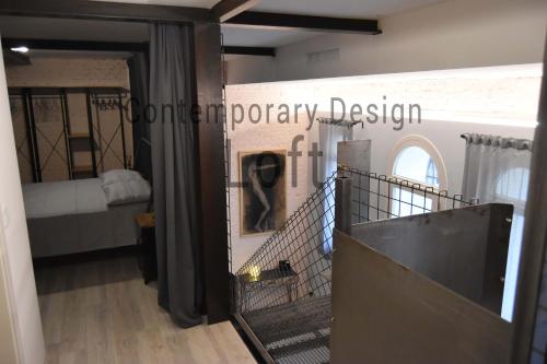 einen Flur mit einer Treppe, die zu einem Schlafzimmer führt in der Unterkunft Contemporary Design Loft & Apartment Padova in Padua
