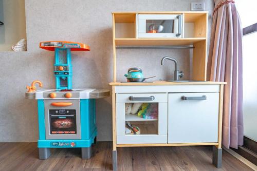 una cucina giocattolo con un lavandino e una stufa giocattolo di Mushroom Garden a Dongshan