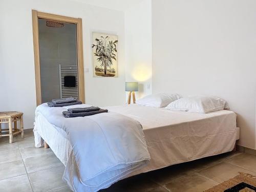מיטה או מיטות בחדר ב-Location maison neuve Santa Réparata di Balagna