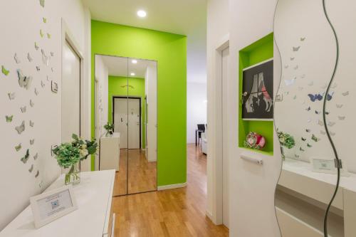 a hallway with green and white walls at Giacosa, 71 – Comodo appartamento per 6 in Milan