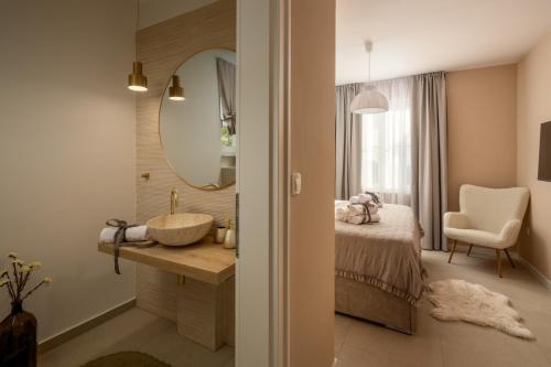 un bagno con un lavandino, un letto e uno specchio di Villa Gospoja a Ražanj