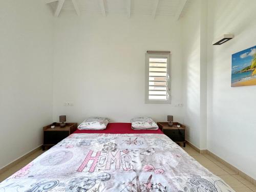 Cama o camas de una habitación en Villa Émeraude - Vue sur Piscine et Jacuzzi privé
