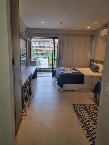 Habitación de hotel con 2 camas y balcón en Flat Eco Resort-Praia dos Carneiros en Tamandaré