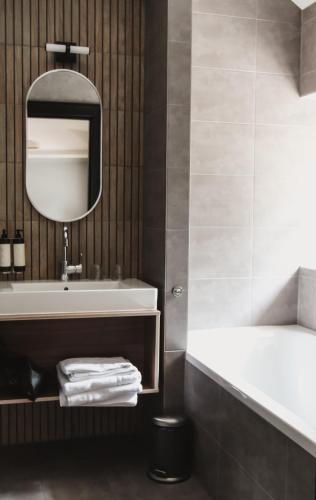 a bathroom with a sink and a mirror at Zoomers aan het Bos in Castricum