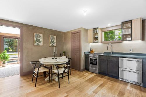 Greenwood LakeにあるBronze Suiteの部屋にテーブルと椅子のあるキッチン