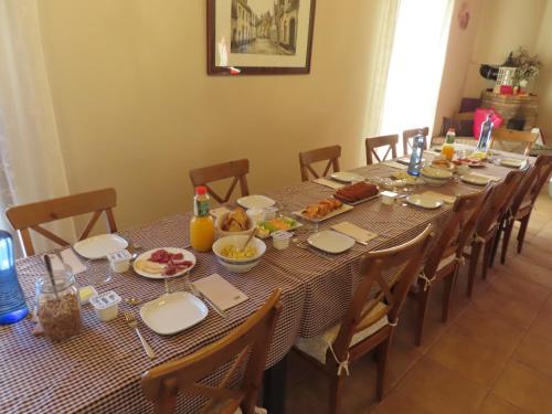 a long table with plates and food on it at Lo Cel De Tolo in Toló