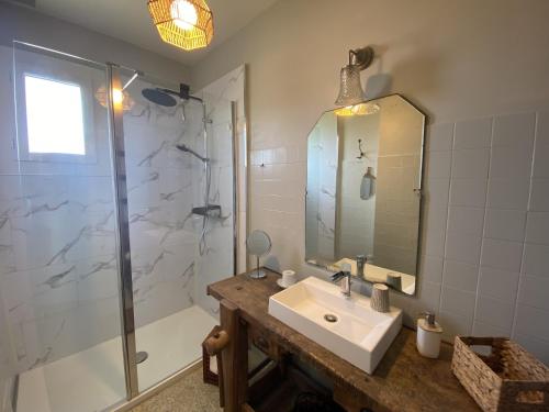 une salle de bain avec un lavabo et une douche dans l'établissement Maison 3 etoile proche plage - PARKING, à Les Sables-dʼOlonne