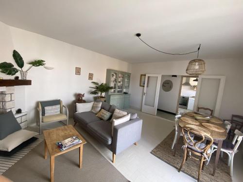 un salon avec un canapé et une table dans l'établissement Maison 3 etoile proche plage - PARKING, à Les Sables-dʼOlonne