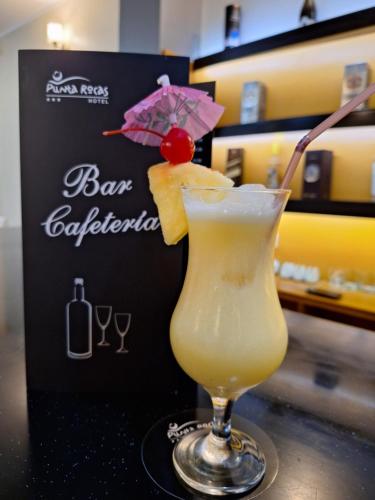 a drink sitting on a table with a drink at Hotel Punta Rocas - Huacho in Huacho