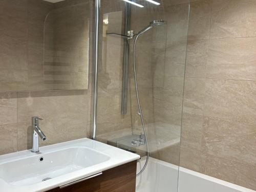 une salle de bain avec une douche, un lavabo et une baignoire dans l'établissement Bel appartement neuf aux Gets, proche des pistes, avec terrasse et parking sécurisé - FR-1-623-335, aux Gets