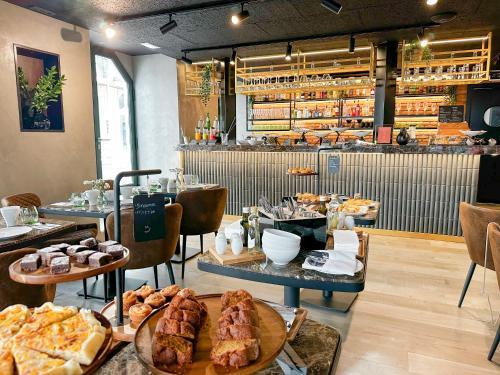 een bakkerij met verschillende soorten gebak tentoongesteld bij Hotel Moon & Sun Lisboa in Lissabon