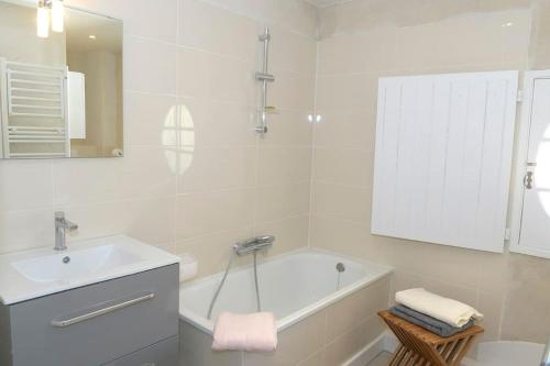 Ένα μπάνιο στο Prestigious 18th century house with mirror pool