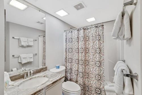 Et badeværelse på Windward Pointe 804- Sleeps 10 beachfront Resort amenities