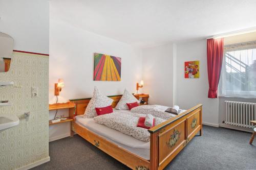 um quarto com uma cama com almofadas vermelhas em Haus vor Anker em Feldberg