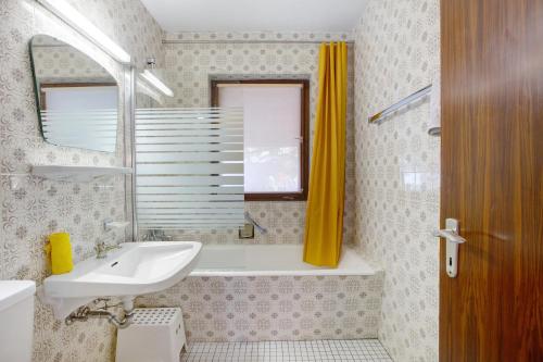 uma casa de banho com um lavatório e um espelho em Haus vor Anker em Feldberg