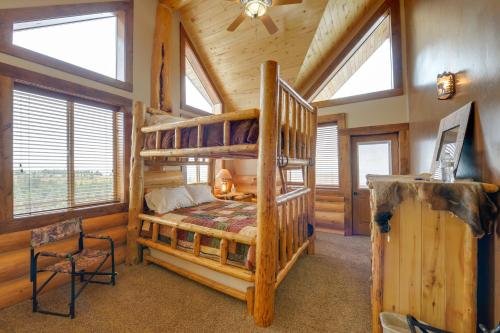 ein Schlafzimmer mit Etagenbetten in einem Blockhaus in der Unterkunft Luxe Lodge in the Tetons for Large Group Retreats! in Newdale