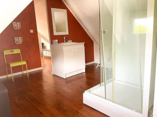 une salle de bain avec un lavabo et une douche en verre dans l'établissement la maison du centre, à Lannion