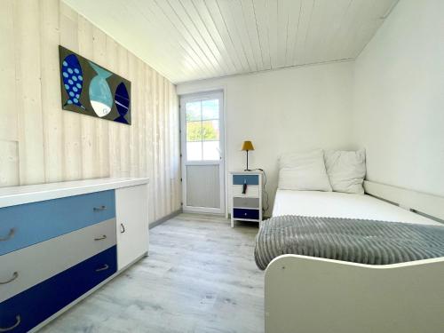 une petite chambre avec un lit et une fenêtre dans l'établissement La Sionnaise, à Plage-des-Demoiselles