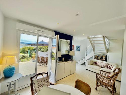 - un salon avec un escalier menant à une terrasse dans l'établissement Maison 4 pièces PIETROSELLA, à Pietrosella