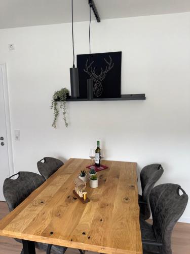 a wooden table in a room with chairs around it at Direkt am See Winterberg Elkeringhausen in Winterberg