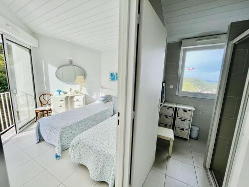 une chambre avec deux lits et une fenêtre dans l'établissement Maison 4 pièces PIETROSELLA, à Pietrosella