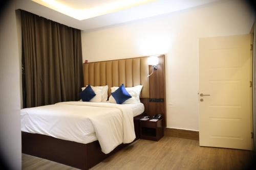 Apartment - Sleeps 6 - Parking - Communal Pool