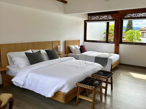 Ένα ή περισσότερα κρεβάτια σε δωμάτιο στο Casa Colonial Premium en el Centro Histórico - Sol de Iguaque