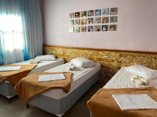 Tempat tidur dalam kamar di Pousada La na Roça