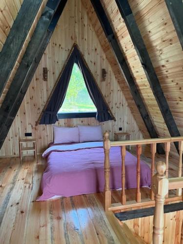 Un pat sau paturi într-o cameră la Çekirge Bungalov