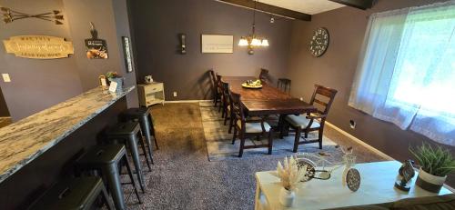 Bronte Home spacious & cozy for up to 17 guests tesisinde bir restoran veya yemek mekanı